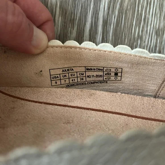 Vionic Cream Flats Timeless Comfort - Picture 4 of 4